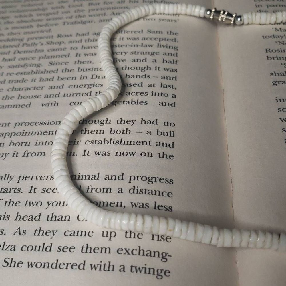 White Shell Necklace - Picture 2 of 4